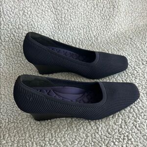 Black Textured Wedge‎ Shoes for Versatile Wear